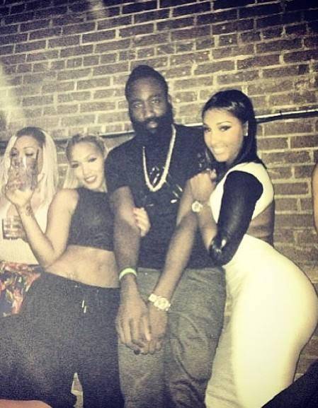 老将不易！普拉姆利篮下对抗受伤 右腹股沟酸痛本场比赛不会回归（老将再遇波折：普拉姆利篮下对抗受伤，右腹股沟酸痛，本场提前退赛）