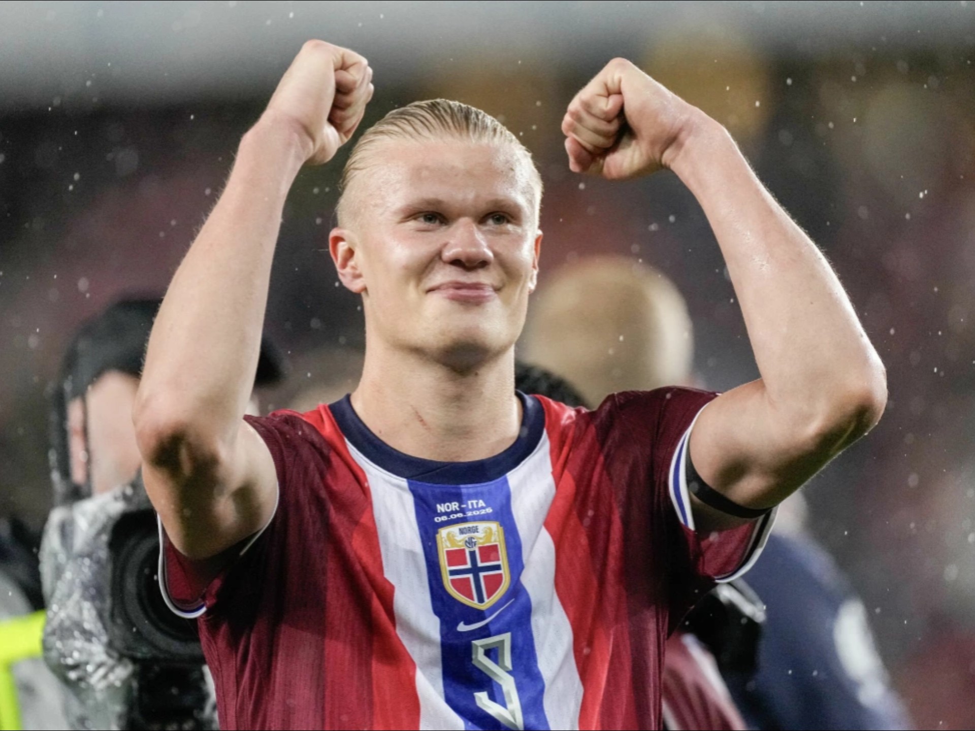 前锋关键进球锁定胜局（前锋破门奠定胜局）