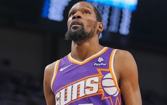 76人以123-114战胜雄鹿，马克西砍54分，助球队逆转三连败，稳居东部第六。（马克西轰下54分，76人123-114力克雄鹿，止住三连败稳居东部第六）