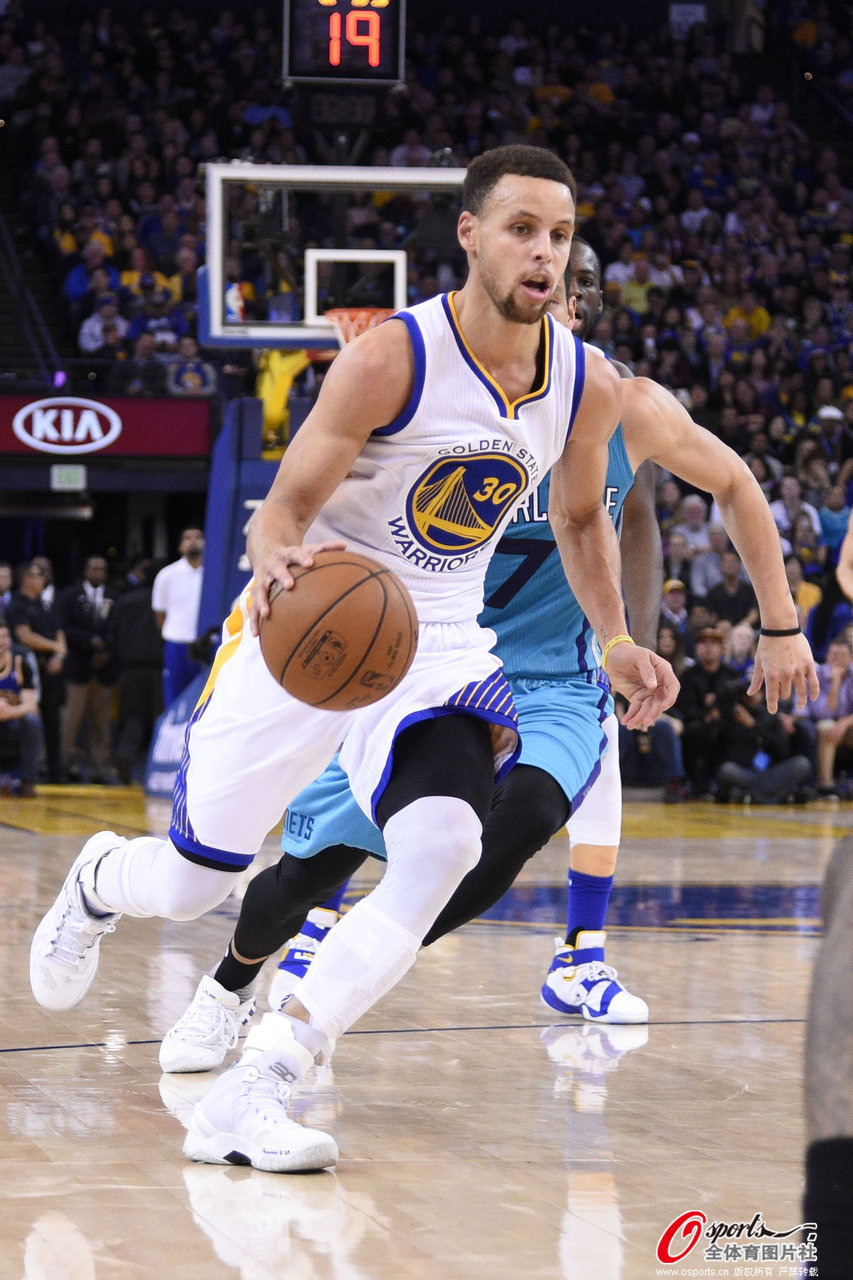 骑士尼克斯决胜时刻：布伦森三分迎射米切尔 米神极限三分拉悬念（骑士尼克斯关键时刻：布伦森三分回敬米切尔，米神高难度远投再起悬念）