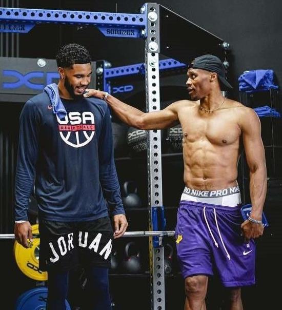 澳超半场：德利安诺夫两送失误，麦克阿瑟暂2-1喷气机（半场战报：德利安诺夫两度失误，麦克阿瑟暂以2-1领先喷气机）