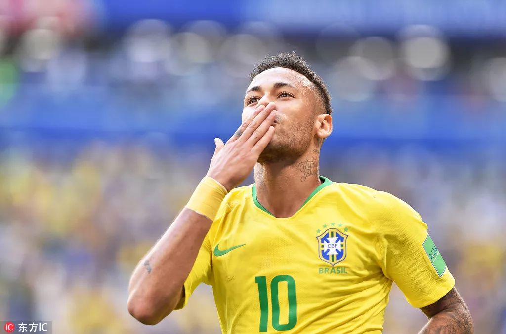 德国杯半场：斯特龙普夫乌龙+染红，斯图加特1-0十人波鸿（德国杯半场战报：斯特龙普夫乌龙+被罚下，十人波鸿0-1落后斯图加特）