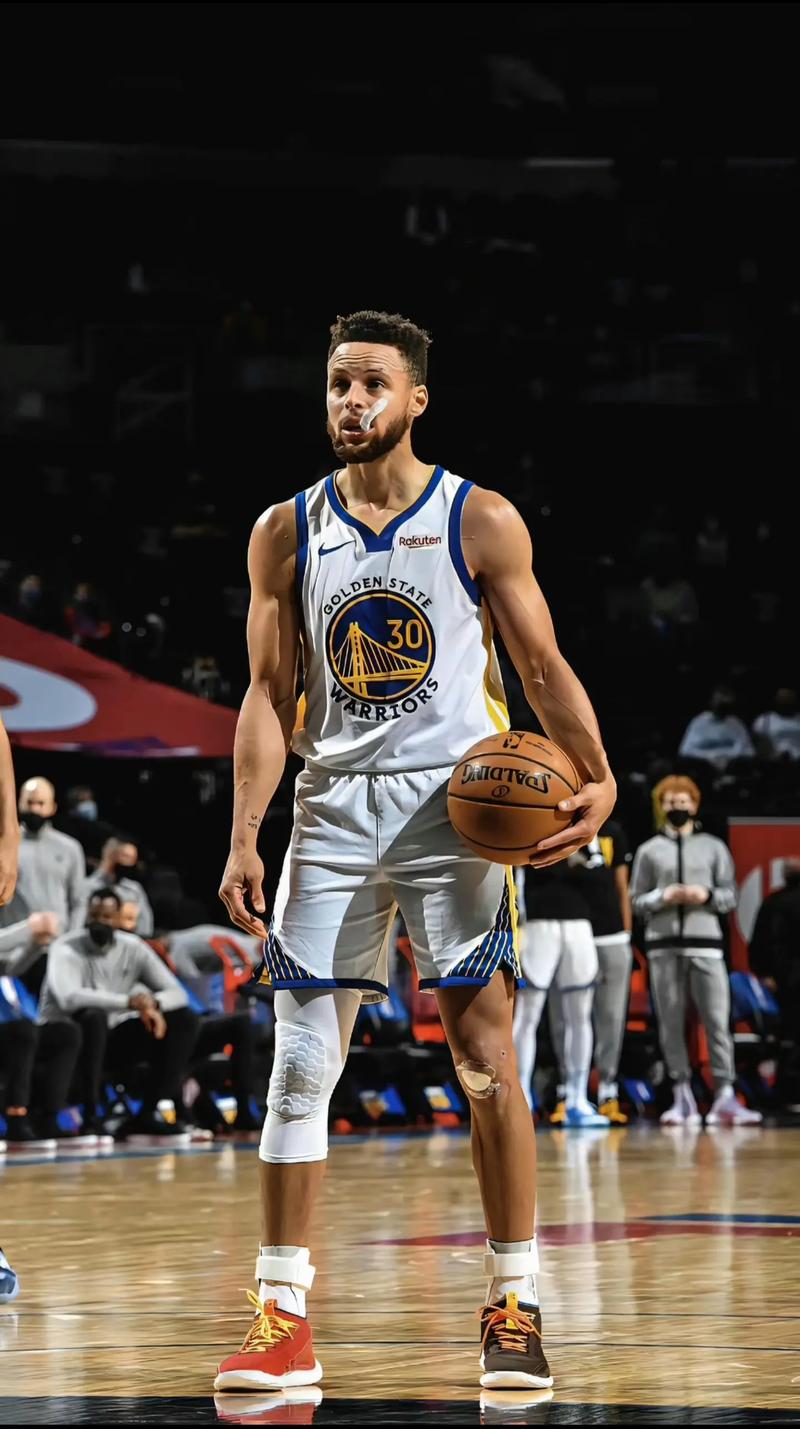 詹姆斯末节连得10分+致命抢断，湖人112-108险胜76人，40岁传奇再创历史纪录（40岁詹姆斯末节连拿10分+关键抢断，助湖人112-108险胜76人，再刷历史纪录）