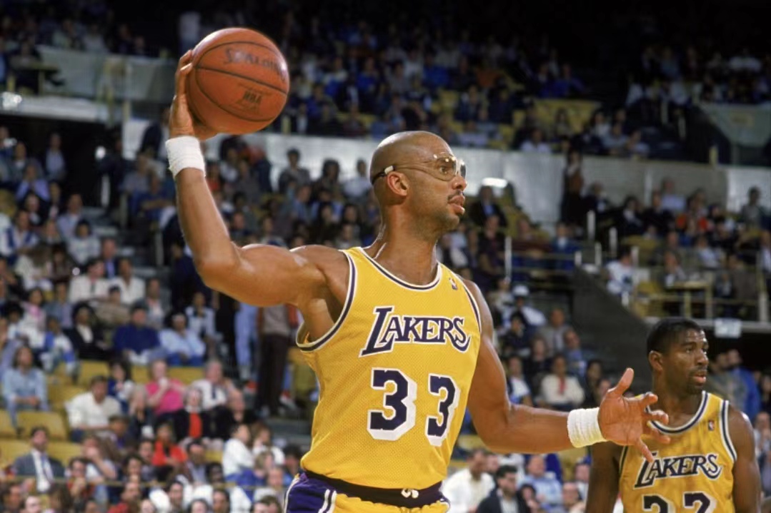 律师张冰：河南队拒不履行仲裁结果，涉及金额约77.83万元（张冰律师称河南队未履行仲裁裁决，涉款约77.83万元）