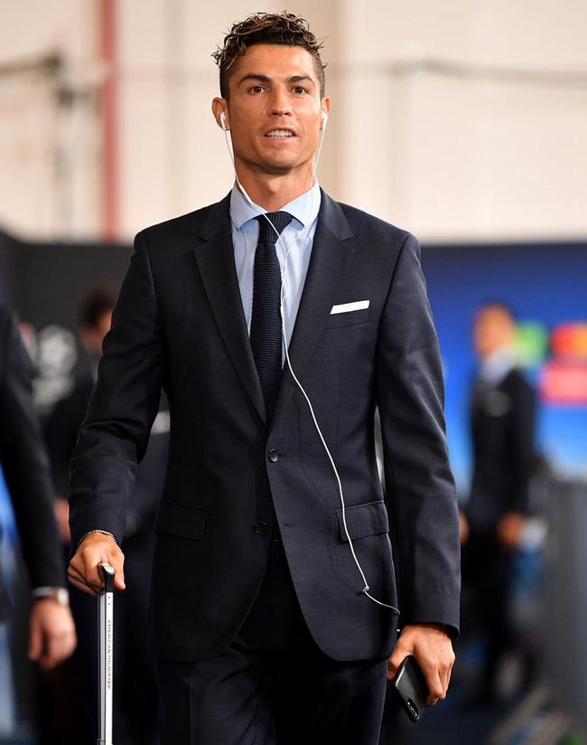 皇马欧冠点球争议 再好的VAR背后也是人操控（皇马欧冠点球引争议：再强的VAR终究由人掌控）